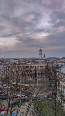 Noel tatillerinde, Lviv 'in eski şehir mimarisi. Eski şehir mimarisi Noel ışığı dekorasyonuyla aydınlatılmış.