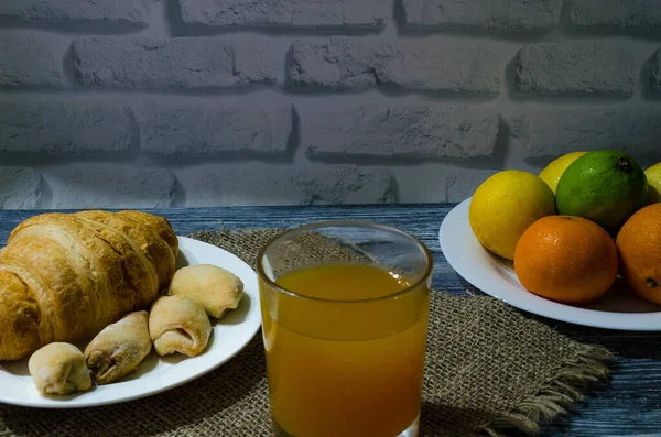 Naturaleza Muerta Con Frutas Frescas Vaso Jugo Sobre Fondo Madera — Foto de Stock