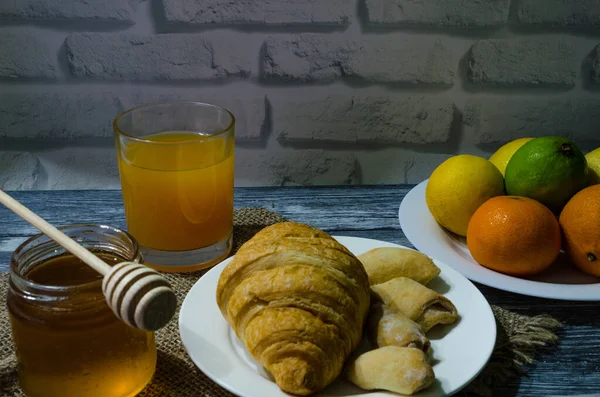 Naturaleza Muerta Con Frutas Frescas Vaso Jugo Sobre Fondo Madera — Foto de Stock