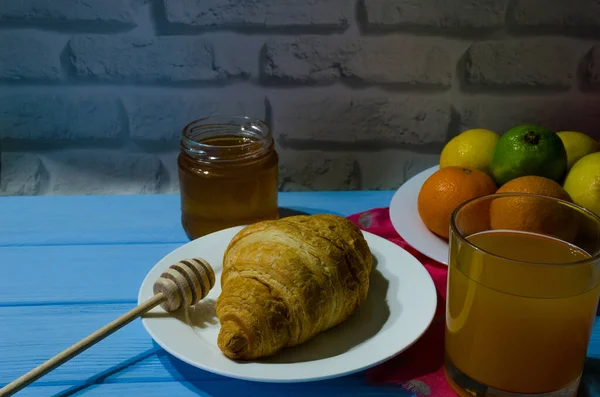 Naturaleza Muerta Con Frutas Frescas Vaso Jugo Sobre Fondo Madera — Foto de Stock