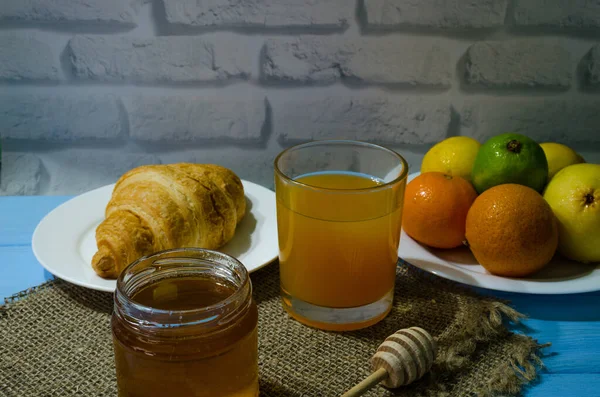 Stillleben Mit Frischem Obst Und Einem Glas Saft Auf Dem — Stockfoto