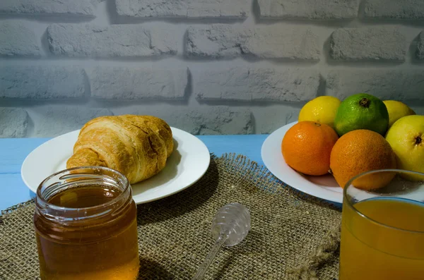 Stillleben Mit Frischem Obst Und Einem Glas Saft Auf Dem — Stockfoto