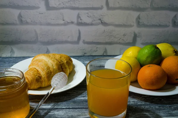 Naturaleza Muerta Con Frutas Frescas Vaso Jugo Sobre Fondo Madera — Foto de Stock