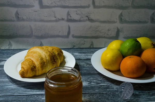 Stilleben Med Färska Frukter Och Glas Juice Träbakgrund — Stockfoto