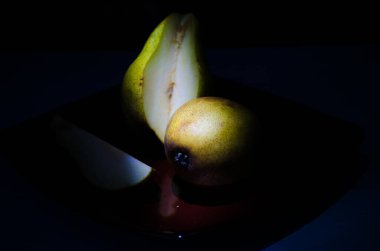 Sonbahar armudu sade bir hayat. Kusursuz armut silueti, düşük ışık ve derin gölge..