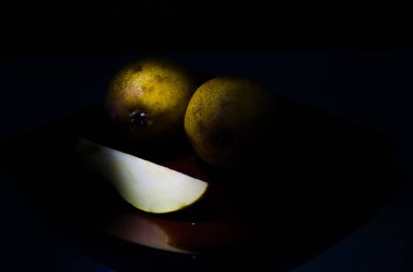 Sonbahar armudu sade bir hayat. Kusursuz armut silueti, düşük ışık ve derin gölge..