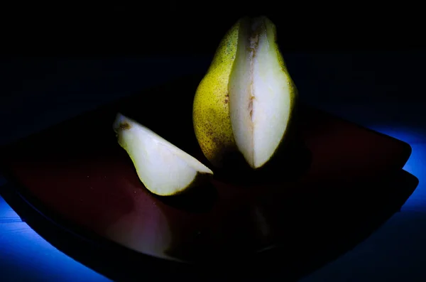 鍵の低い秋梨でまだ生きてる 低光と深い影を持つ梨の完璧なシルエット — ストック写真
