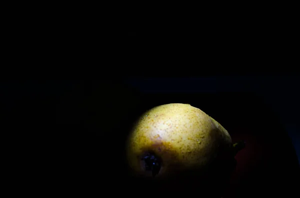鍵の低い秋梨でまだ生きてる 低光と深い影を持つ梨の完璧なシルエット — ストック写真