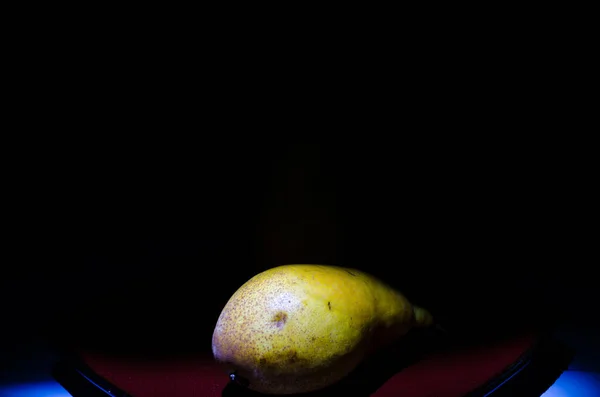 Ainda Vida Com Pêra Outono Chave Baixa Silhueta Perfeita Pêra — Fotografia de Stock