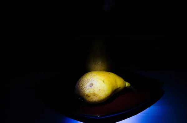 Ainda Vida Com Pêra Outono Chave Baixa Silhueta Perfeita Pêra — Fotografia de Stock