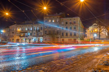 Gece Lviv eski şehir mimarisi kış mevsiminde. Aydınlatma ile vurgulanan binalar
