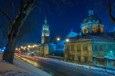 Gece Lviv eski şehir mimarisi kış mevsiminde. Aydınlatma ile vurgulanan binalar