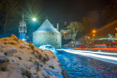 Gece Lviv eski şehir mimarisi kış mevsiminde. Aydınlatma ile vurgulanan binalar