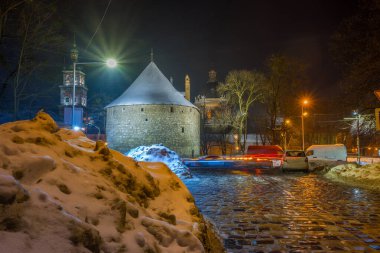 Gece Lviv eski şehir mimarisi kış mevsiminde. Aydınlatma ile vurgulanan binalar