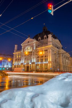 Gece Lviv eski şehir mimarisi kış mevsiminde. Aydınlatma ile vurgulanan binalar