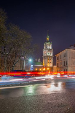 Gece Lviv eski şehir mimarisi kış mevsiminde. Aydınlatma ile vurgulanan binalar