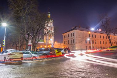 Gece Lviv eski şehir mimarisi kış mevsiminde. Aydınlatma ile vurgulanan binalar