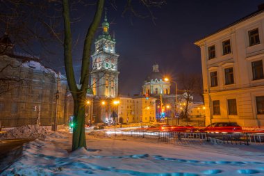Gece Lviv eski şehir mimarisi kış mevsiminde. Aydınlatma ile vurgulanan binalar