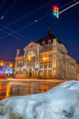 Gece Lviv eski şehir mimarisi kış mevsiminde. Aydınlatma ile vurgulanan binalar