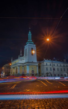 Gece Lviv eski şehir mimarisi kış mevsiminde. Aydınlatma ile vurgulanan binalar