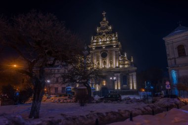 Gece Lviv eski şehir mimarisi kış mevsiminde. Aydınlatma ile vurgulanan binalar