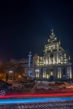 Gece Lviv eski şehir mimarisi kış mevsiminde. Aydınlatma ile vurgulanan binalar