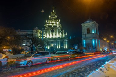 Gece Lviv eski şehir mimarisi kış mevsiminde. Aydınlatma ile vurgulanan binalar