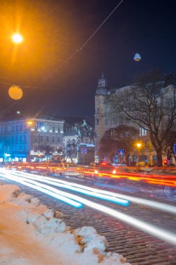 Gece Lviv eski şehir mimarisi kış mevsiminde. Aydınlatma ile vurgulanan binalar