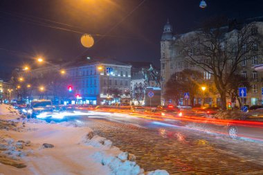 Gece Lviv eski şehir mimarisi kış mevsiminde. Aydınlatma ile vurgulanan binalar