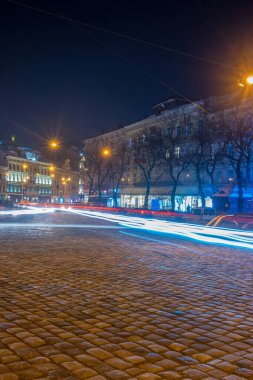 Gece Lviv eski şehir mimarisi kış mevsiminde. Aydınlatma ile vurgulanan binalar