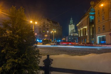 Gece Lviv eski şehir mimarisi kış mevsiminde. Aydınlatma ile vurgulanan binalar