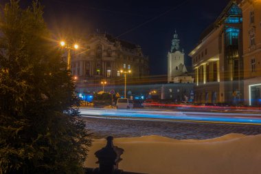 Gece Lviv eski şehir mimarisi kış mevsiminde. Aydınlatma ile vurgulanan binalar