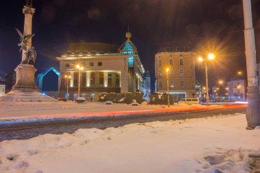 Gece Lviv eski şehir mimarisi kış mevsiminde. Aydınlatma ile vurgulanan binalar