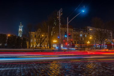 Gece Lviv eski şehir mimarisi kış mevsiminde. Aydınlatma ile vurgulanan binalar