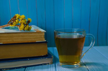 Eski kitaplar ve bir fincan kahveyle sakin bir hayat