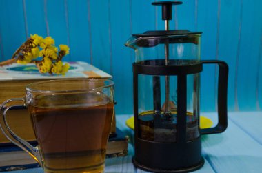 Eski kitaplar ve bir fincan kahveyle sakin bir hayat