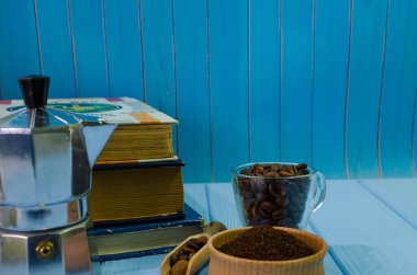 Eski kitaplar ve bir fincan kahveyle sakin bir hayat