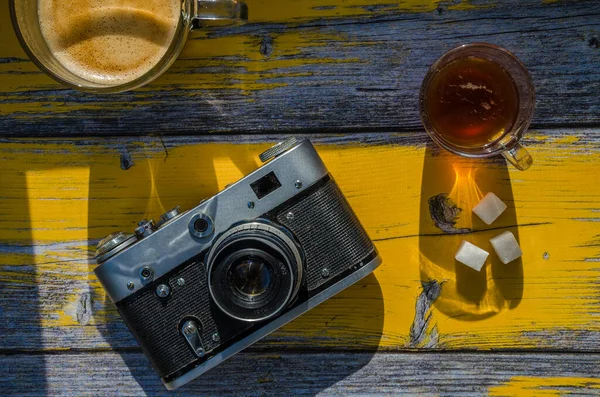 Fortsatt Liv Med Retrokamera Kaffe Trebakgrunn Godteri Platen Trebakgrunn – stockfoto