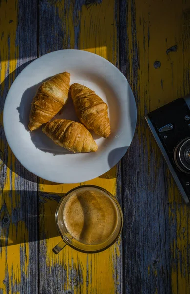 Arka Planda Retro Kamera Bir Fincan Kahveyle Sakin Bir Hayat — Stok fotoğraf