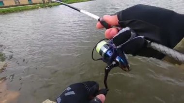 Bahar mevsiminde elinde olta olan bir balıkçı.