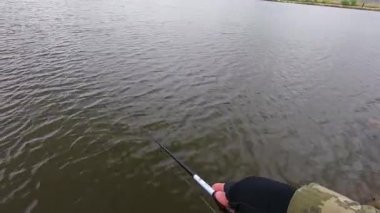 Bahar mevsiminde elinde olta olan bir balıkçı.