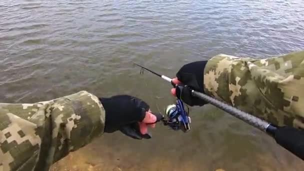 Ψαράς Καλάμι Στη Λίμνη Την Άνοιξη — Αρχείο Βίντεο