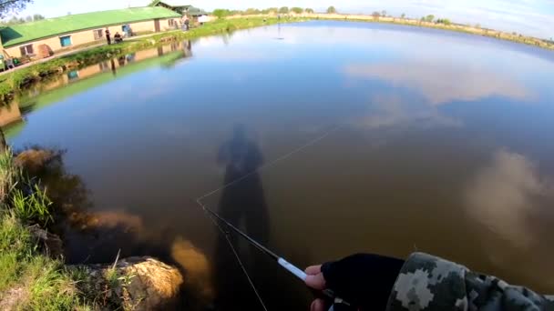 渔夫带着钓竿在湖上钓鱼 — 图库视频影像