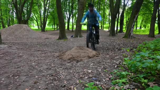 Amateur jinete en la bicicleta en el parque de primavera — Vídeo de stock