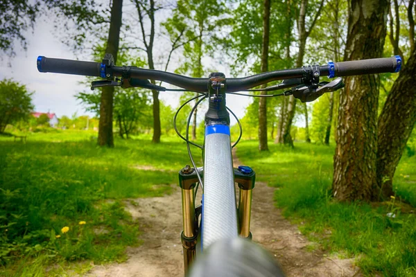 Amateurfahrer Auf Dem Fahrrad Frühlingspark — Stockfoto