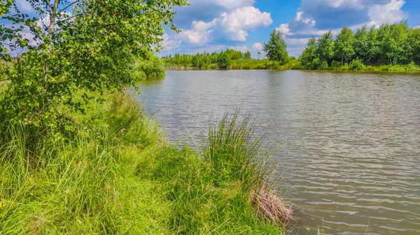 Tájkép Egy Tóval Felhők Égen Nyári Szezonban — Stock Fotó