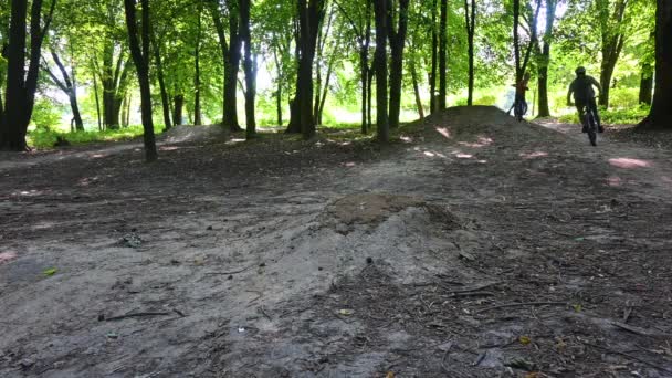 Hobbyradler Auf Dem Fahrrad Sommer Bikepark — Stockvideo