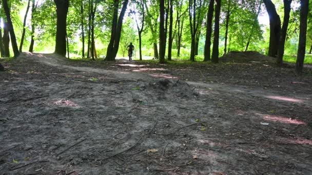 Amatorski Jeździec Rowerze Letnim Parku Rowerowym — Wideo stockowe