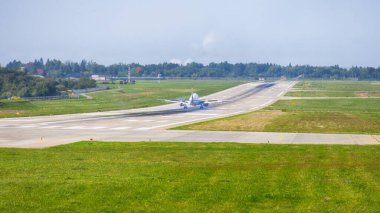 Uçak havaalanına iniyor. Farklı yükseklikteki uçağın mükemmel manzarası..