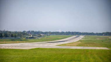 Uçak havaalanına iniyor. Farklı yükseklikteki uçağın mükemmel manzarası..